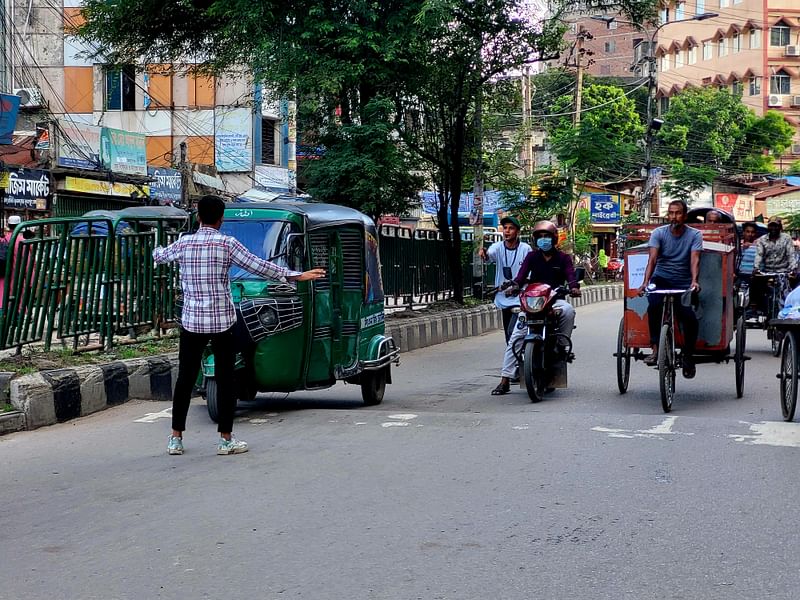 জগন্নাথ বিশ্ববিদ্যালয় ক্যাম্পাস সংলগ্ন সড়কে সড়কের শৃঙ্খলায় কাজ করছেন শিক্ষার্থীরা। ঢাকা, ৮ আগস্ট